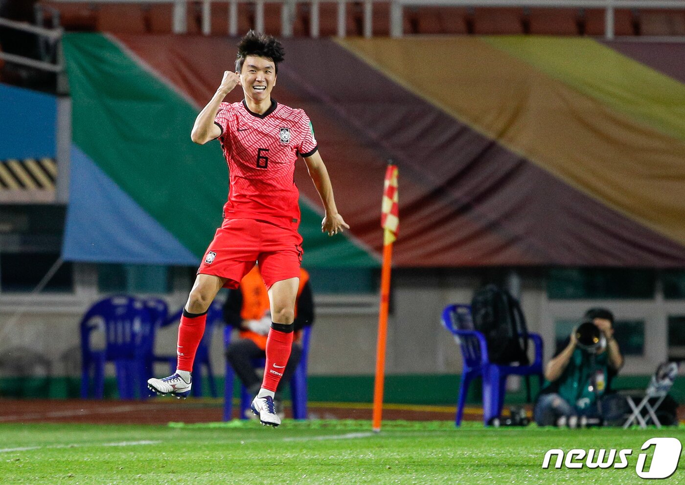 본문 이미지 - 7일 오후 경기 안산와스타디움에서 열린 2022 국제축구연맹(FIFA) 카타르 월드컵 아시아지역 최종예선 A조 3차전 대한민국과 시리아의 경기 후반전에서 황인범이 첫 골을 넣은 뒤 기뻐하고 있다. 안은나 기자
