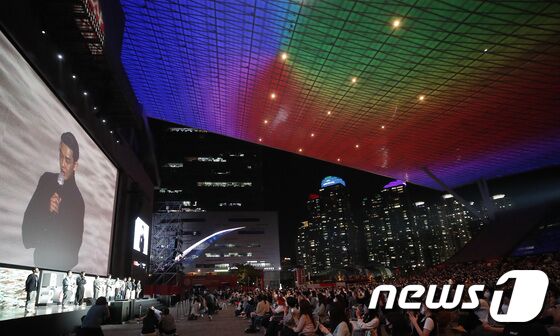 배우 유아인이 7일 오후 부산 해운대구 영화의전당 야외극장에서 열린 제26회 부산국제영화제 초청작 '지옥' GV 행사에 참석해 인사말을 하고 있다. 권현진 기자