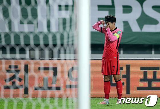 7일 오후 경기도 안산시 단원구 안산와스타디움에서 열린 2022 국제축구연맹(FIFA) 카타르 월드컵 아시아지역 최종예선 A조 대한민국과 시리아의 경기 후반 대한민국 손흥민이 역전골을 넣고 세리머니를 하고 있다. 김진환 기자