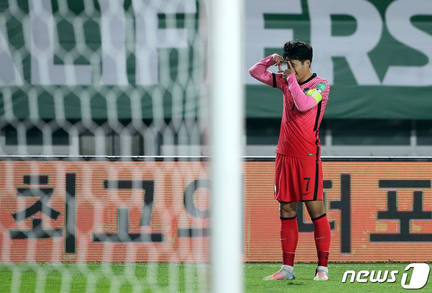 본문 이미지 - 7일 오후 경기도 안산시 단원구 안산와스타디움에서 열린 2022 국제축구연맹(FIFA) 카타르 월드컵 아시아지역 최종예선 A조 대한민국과 시리아의 경기 후반 대한민국 손흥민이 역전골을 넣고 세리머니를 하고 있다. 김진환 기자