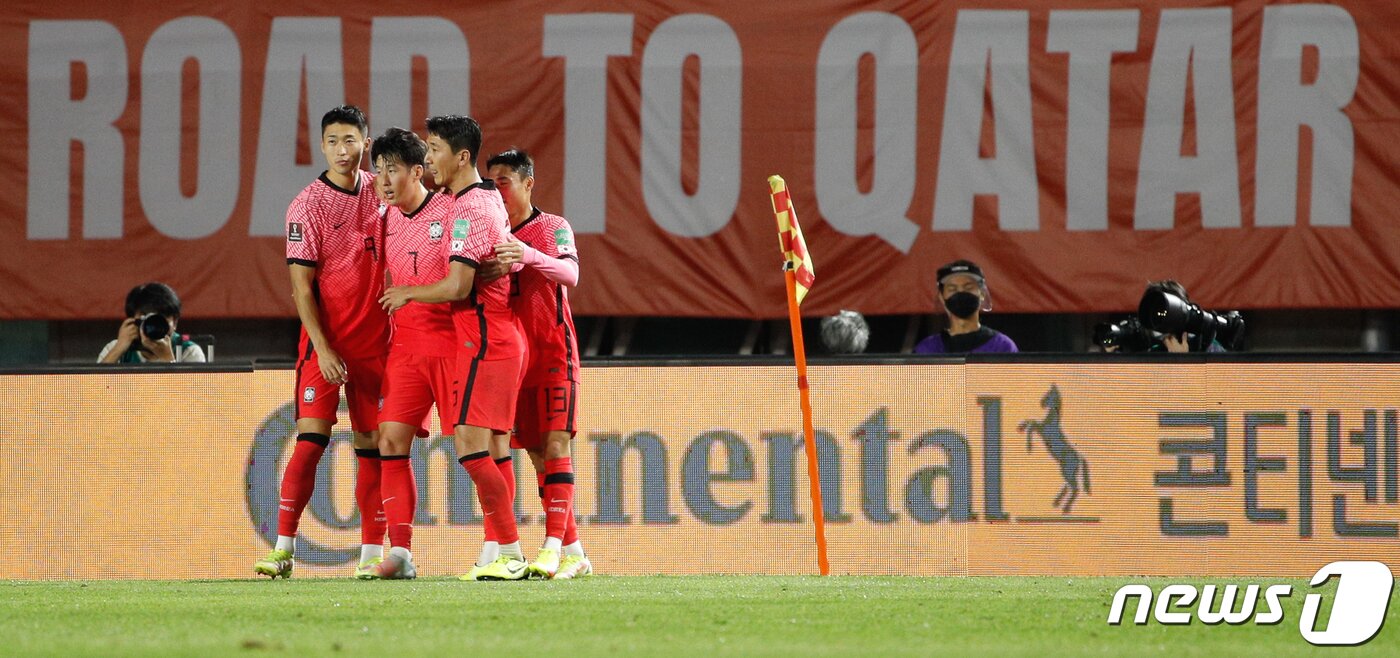 본문 이미지 - 7일 오후 경기 안산와스타디움에서 열린 2022 국제축구연맹(FIFA) 카타르 월드컵 아시아지역 최종예선 A조 3차전 대한민국과 시리아의 경기에서 손흥민이 역전골을 넣은 뒤 동료들의 축하를 받고 있다. 안은나 기자
