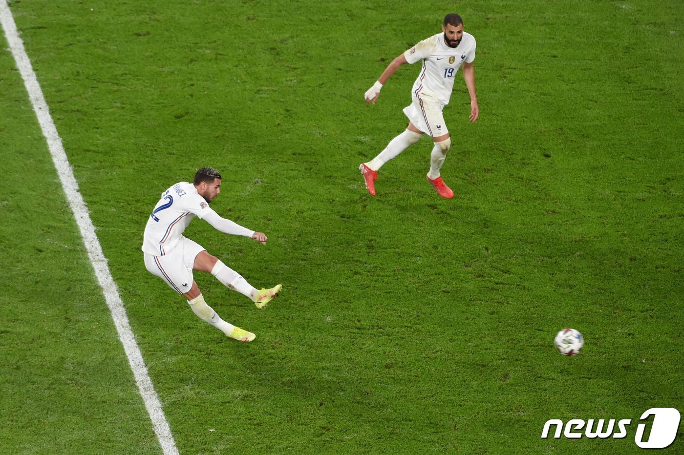 본문 이미지 - 후반 45분 터진 테오 에르난데스의 극장골. ⓒ AFP=뉴스1