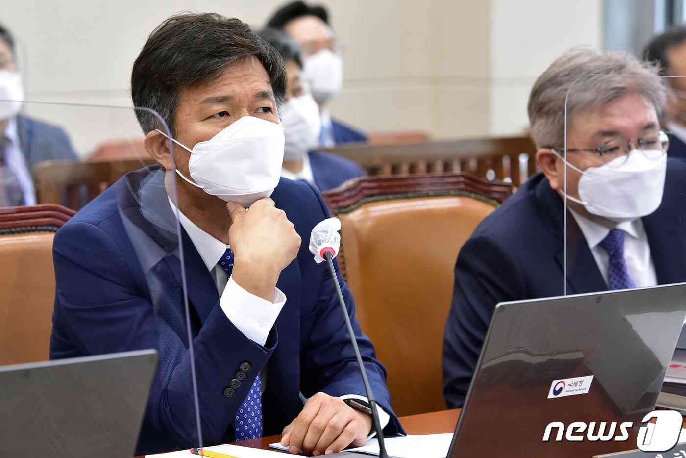 김대지 국세청장이 8일 서울 여의도 국회에서 열린 기획재정위원회의 국세청 등에 대한 국정감사에서 의원 질의를 듣고 있다. 2021.10.8/뉴스1 © News1 이동해 기자