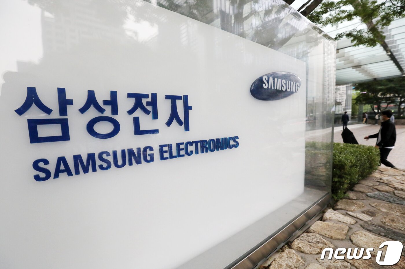 본문 이미지 - 서울 서초구 삼성전자 서초사옥에서 직원들이 오가고 있다./뉴스1 ⓒ News1 민경석 기자