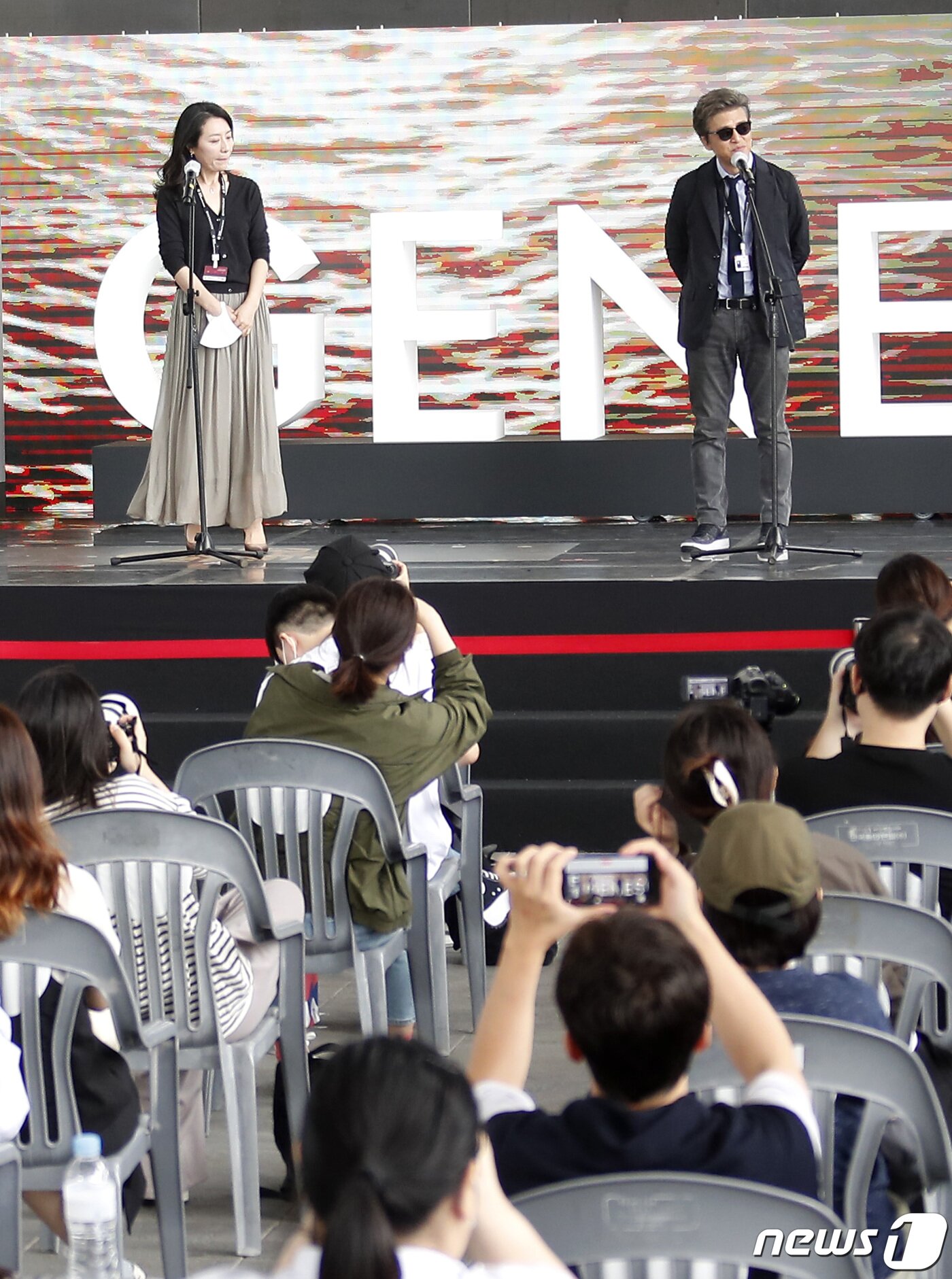 본문 이미지 - 배우 조윤희, 권해효(오른쪽)가 8일 오전 부산 영화의전당 야외무대에서 열린 영화 ‘당신 얼굴 앞에서’(감독 홍상수) 오픈토크에 참석해 인사말을 하고 있다. 2021.10.8/뉴스1 ⓒ News1 권현진 기자