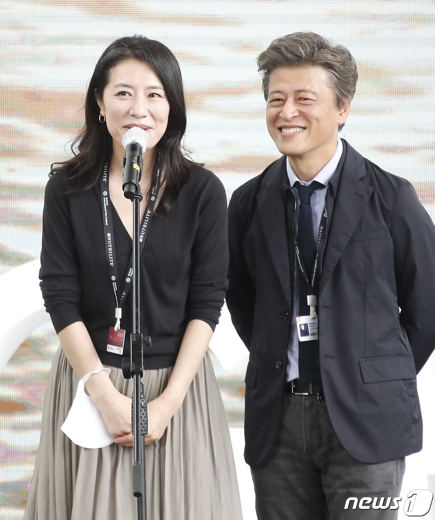 본문 이미지 - 배우 조윤희, 권해효(오른쪽)가 8일 오전 부산 영화의전당 야외무대에서 열린 영화 ‘당신 얼굴 앞에서’(감독 홍상수) 오픈토크에 참석해 인사를 하고 있다. 2021.10.8/뉴스1 ⓒ News1 권현진 기자