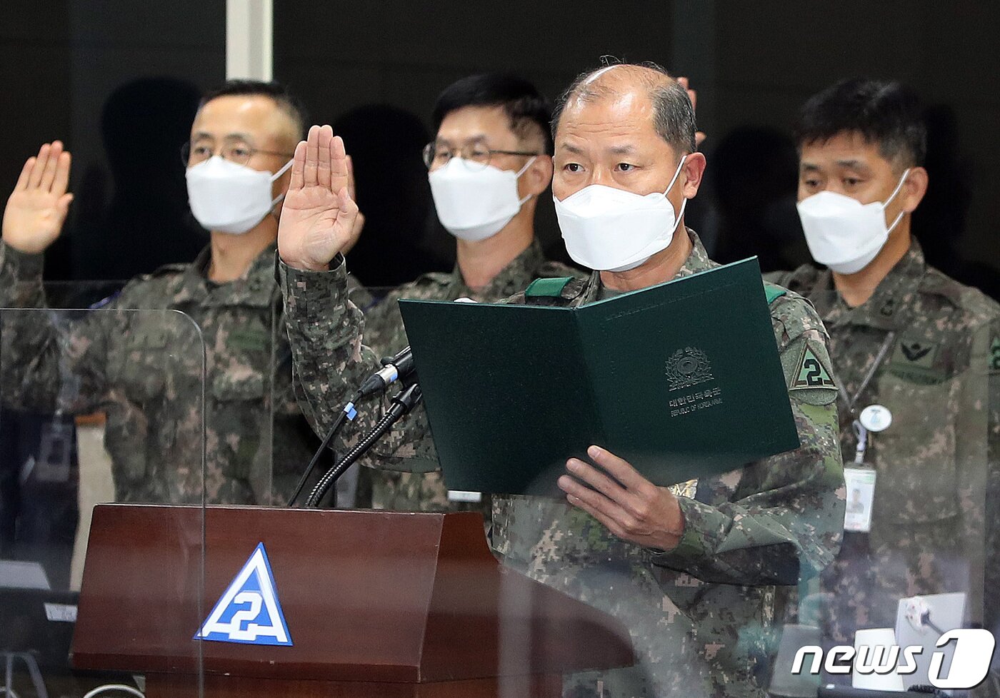 본문 이미지 - 김정수 육군 제2작전사령관이 대구 제2작전사령부에서 열린 국회 국방위원회의 국정감사에서 선서를 하고 있다. 2021.10.8/뉴스1 ⓒ News1 공정식 기자