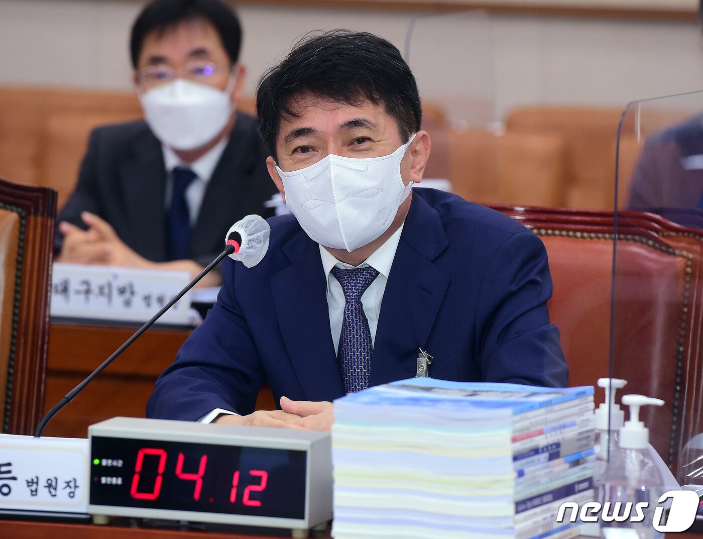 본문 이미지 - 이균용 대전고등법원장이 8일 국회에서 열린 법제사법위원회의 대전고등법원, 대구고등법원 등 각 지역법원에 대한 국정감사에서 의원 질의에 답하고 있다. 2021.10.8/뉴스1 ⓒ News1 이동해 기자