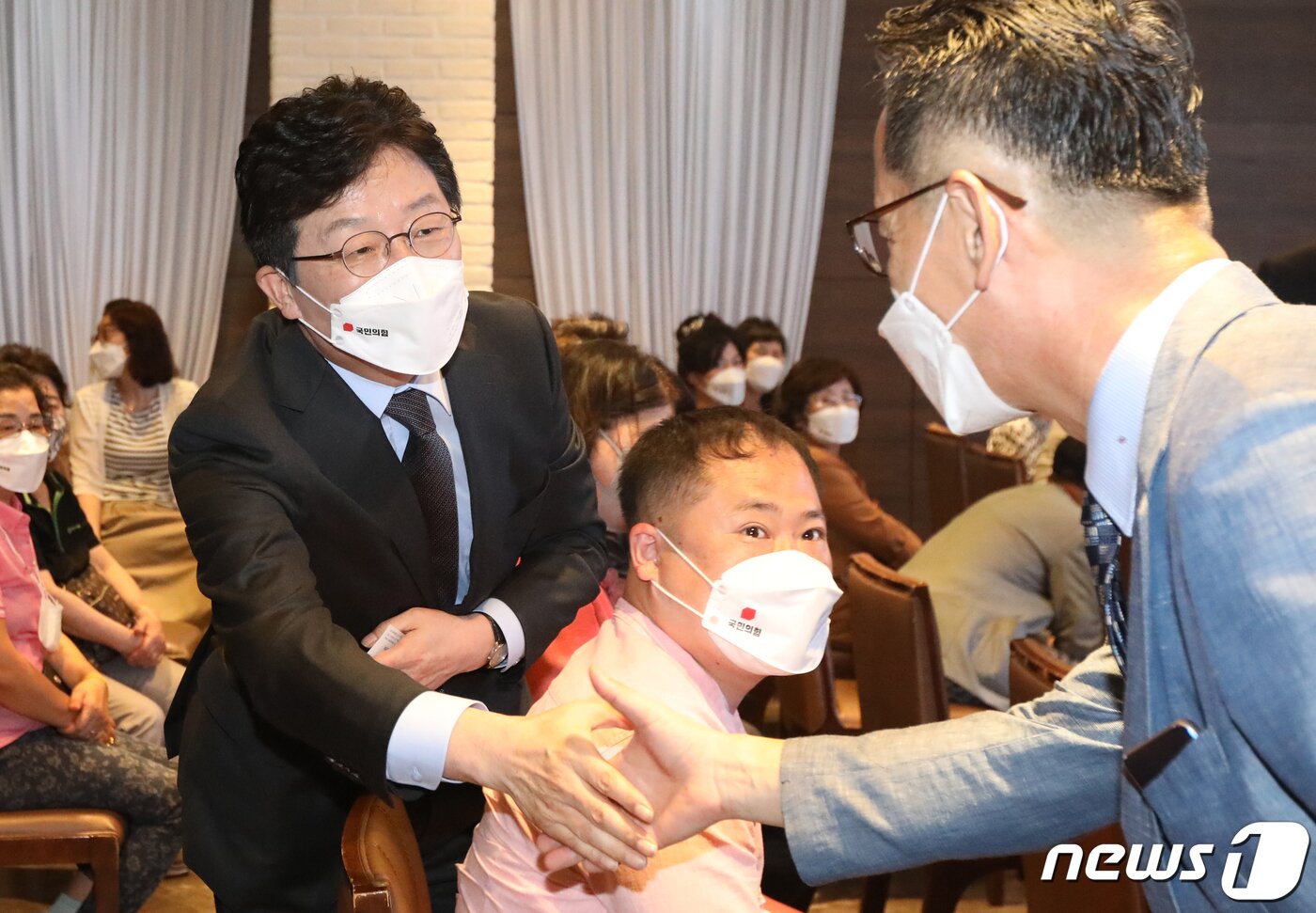 본문 이미지 - 유승민 국민의힘 대선 경선후보가 8일 오후 경남 김해시 내동 휴앤락 6층에서 열린 '김해을 당원 간담회'에 인사를 나누고 있다. 2021.10.8/뉴스1 ⓒ News1 여주연 기자