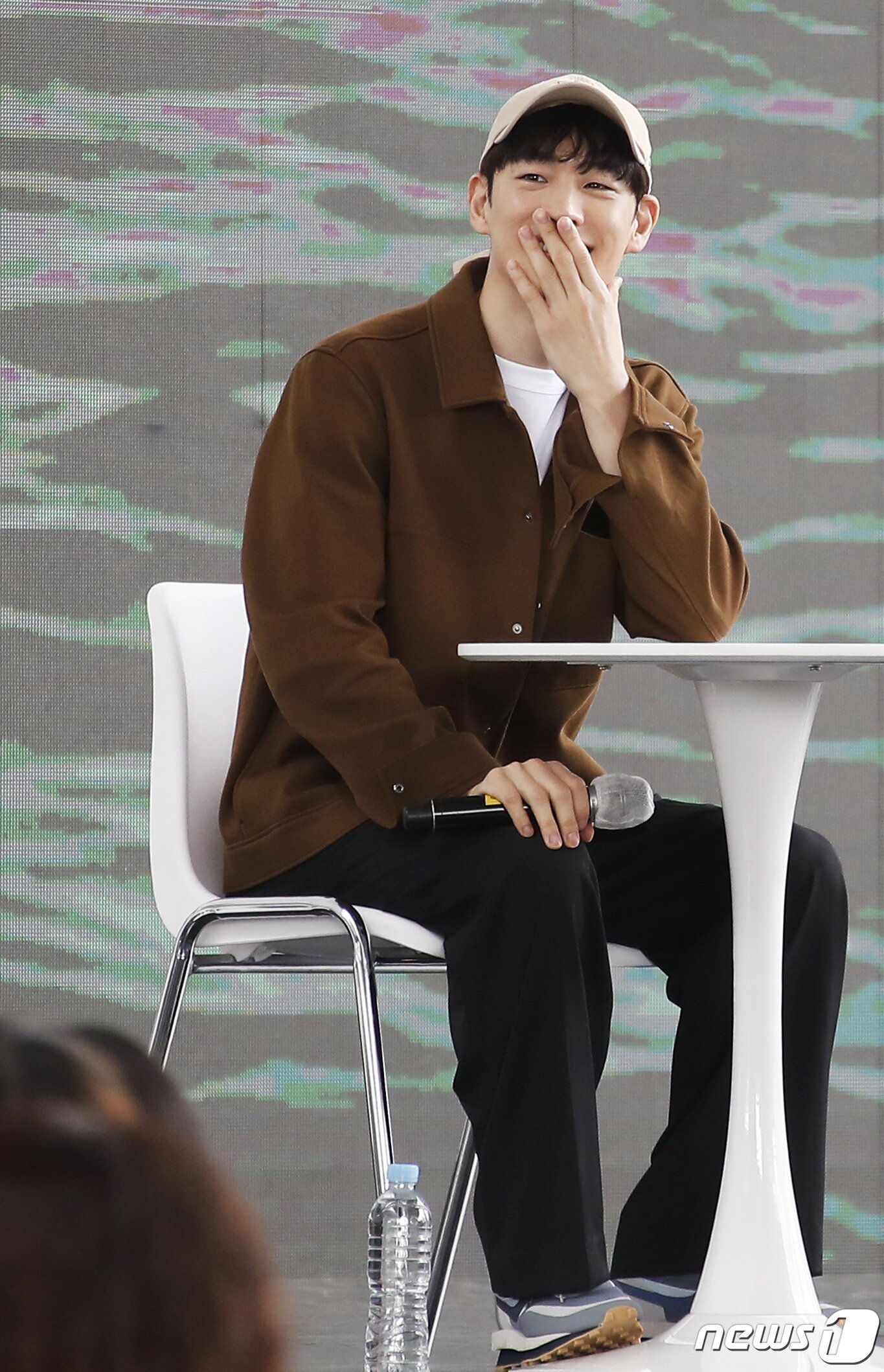 본문 이미지 - 배우 이제훈이 8일 부산 영화의전당 야외무대에서 열린 옴니버스 프로젝트 '언프레임드‘ 단편 '블루 해피니스' 무대 인사에 참석해 미소를 짓고 있다. 2021.10.8/뉴스1 ⓒ News1 권현진 기자