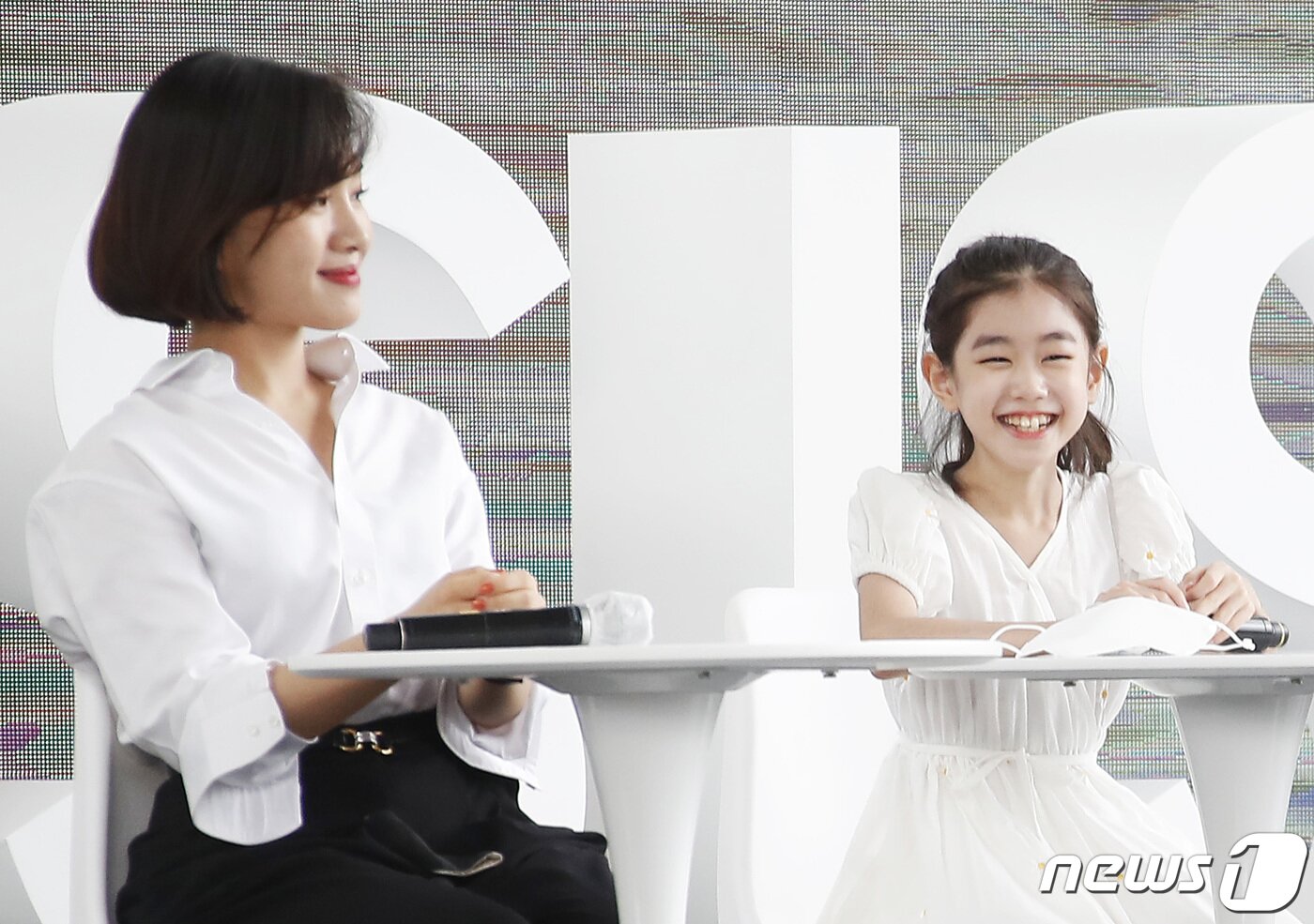 본문 이미지 - 배우 박소이가 8일 부산 영화의전당 야외무대에서 열린 옴니버스 프로젝트 '언프레임드‘ 단편 '반디' 무대 인사에 참석해 최희서에 대한 무한 사랑을 이야기 하고 있다. 2021.10.8/뉴스1 ⓒ News1 권현진 기자