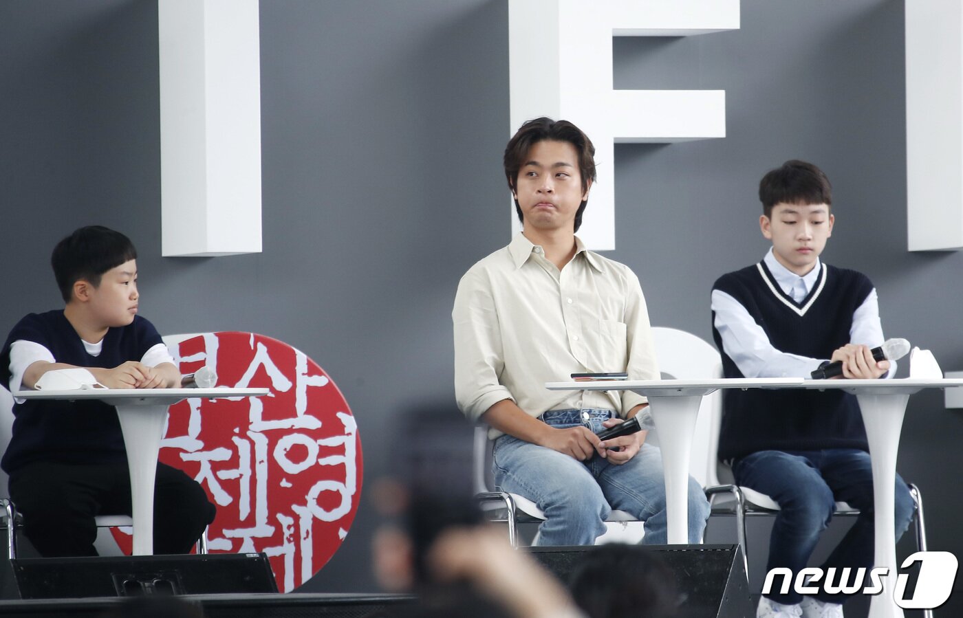 본문 이미지 - 배우 박정민(가운데)이 8일 부산 영화의전당 야외무대에서 열린 옴니버스 프로젝트 '반장선거‘ 단편 '반디' 무대 인사에 참석해 귀여운 표정을 짓고 있다. 2021.10.8/뉴스1 ⓒ News1 권현진 기자