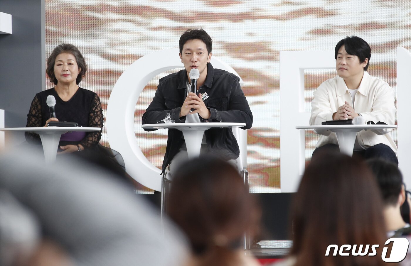 본문 이미지 - 배우 손석구(가운데) 8일 부산 영화의전당 야외무대에서 열린 옴니버스 프로젝트 '언프레임드‘ 단편 '재방송' 무대 인사에 참석해 인사말을 하고 있다. 2021.10.8/뉴스1 ⓒ News1 권현진 기자