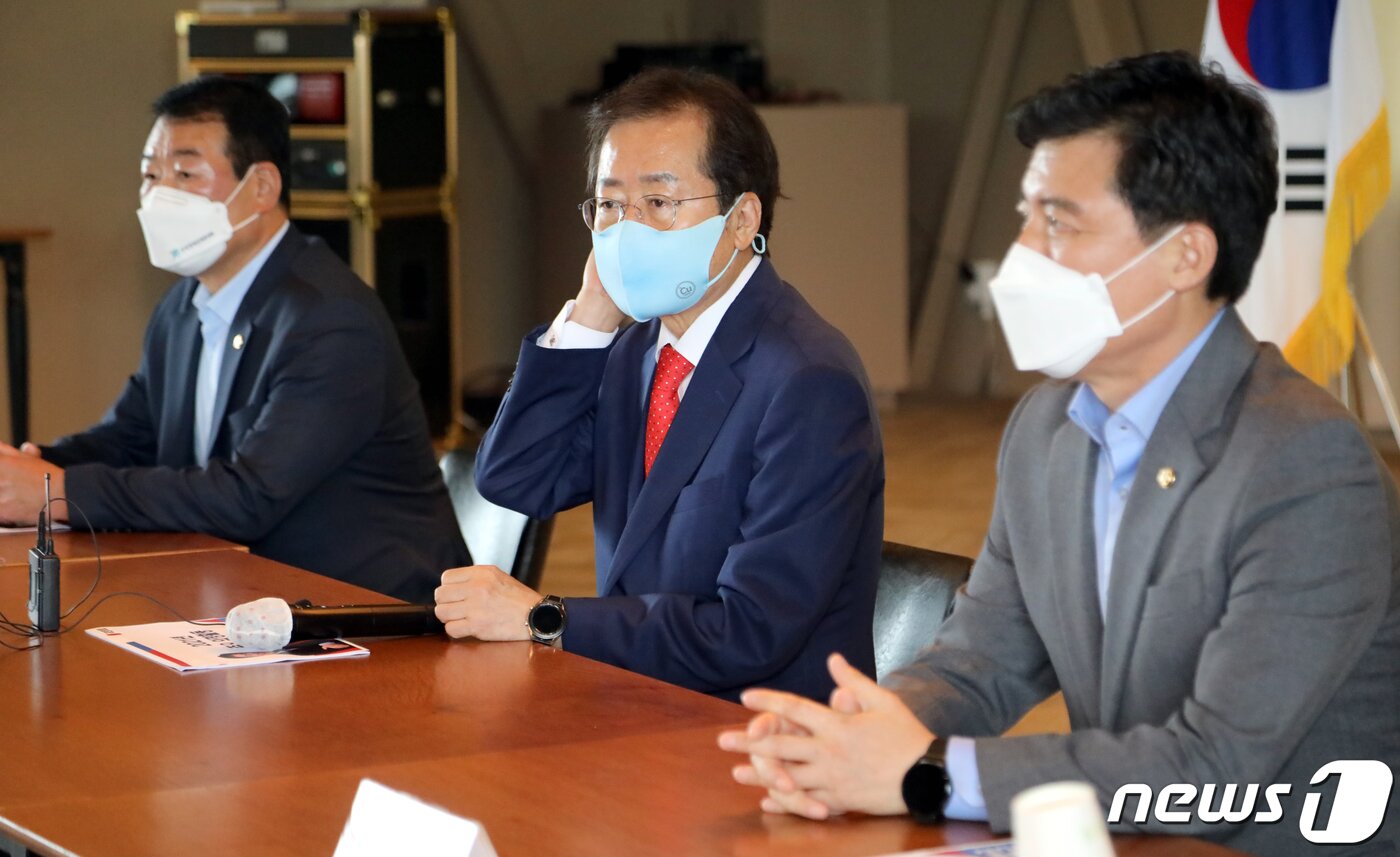 본문 이미지 - 8일 국민의힘 경북 구미시갑 구자근 의원 사무실에서 열린 당원 간담회에서 홍준표 대선 경선 후보가 간담회를 진행하고 있다. 홍 후보는 "20~30대와 호남의 지지를 받아야 정권교체가 가능하다＂고 말했다..2021.10.8/뉴스1 ⓒ News1 정우용 기자