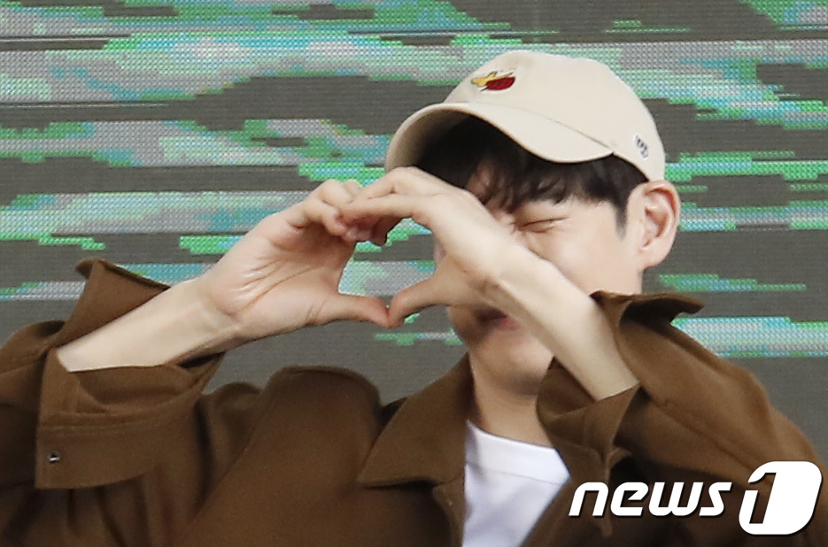 (부산=뉴스1) 권현진 기자 = 배우 이제훈이 8일 부산 영화의전당 야외무대에서 열린 옴니버스 프로젝트 '언프레임드‘ 단편 '블루 해피니스' 무대 인사에 참석해 인사를 하고 있다. …