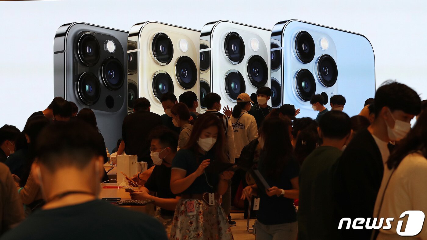 본문 이미지 - 애플의 스마트폰 아이폰13 시리즈 판매가 시작된 지난 10월8일 오후 서울 강남구 Apple 가로수길에서 고객들이 아이폰13을 살펴보고 있다. 2021.10.8/뉴스1 ⓒ News1 박세연 기자