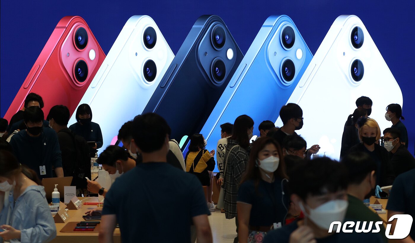 본문 이미지 - 애플의 스마트폰 아이폰13 시리즈 판매가 시작된 8일 오후 서울 강남구 Apple 가로수길에서 고객들이 아이폰13을 살펴보고 있다. 2021.10.8/뉴스1 ⓒ News1 박세연 기자