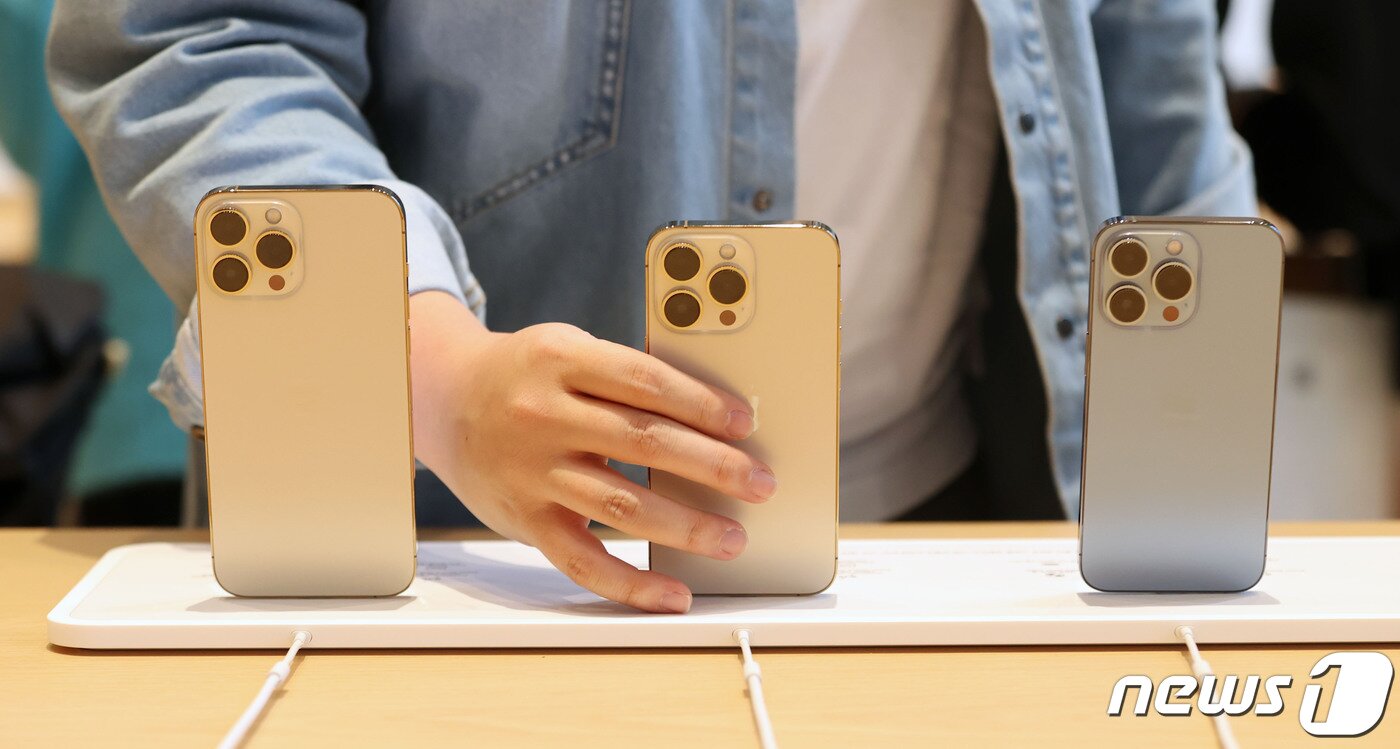 본문 이미지 - 애플의 스마트폰 아이폰13 시리즈 판매가 시작된 8일 서울 강남구 Apple 가로수길에서 고객이 아이폰13을 살펴보고 있다. 2021.10.8/뉴스1 ⓒ News1 박세연 기자