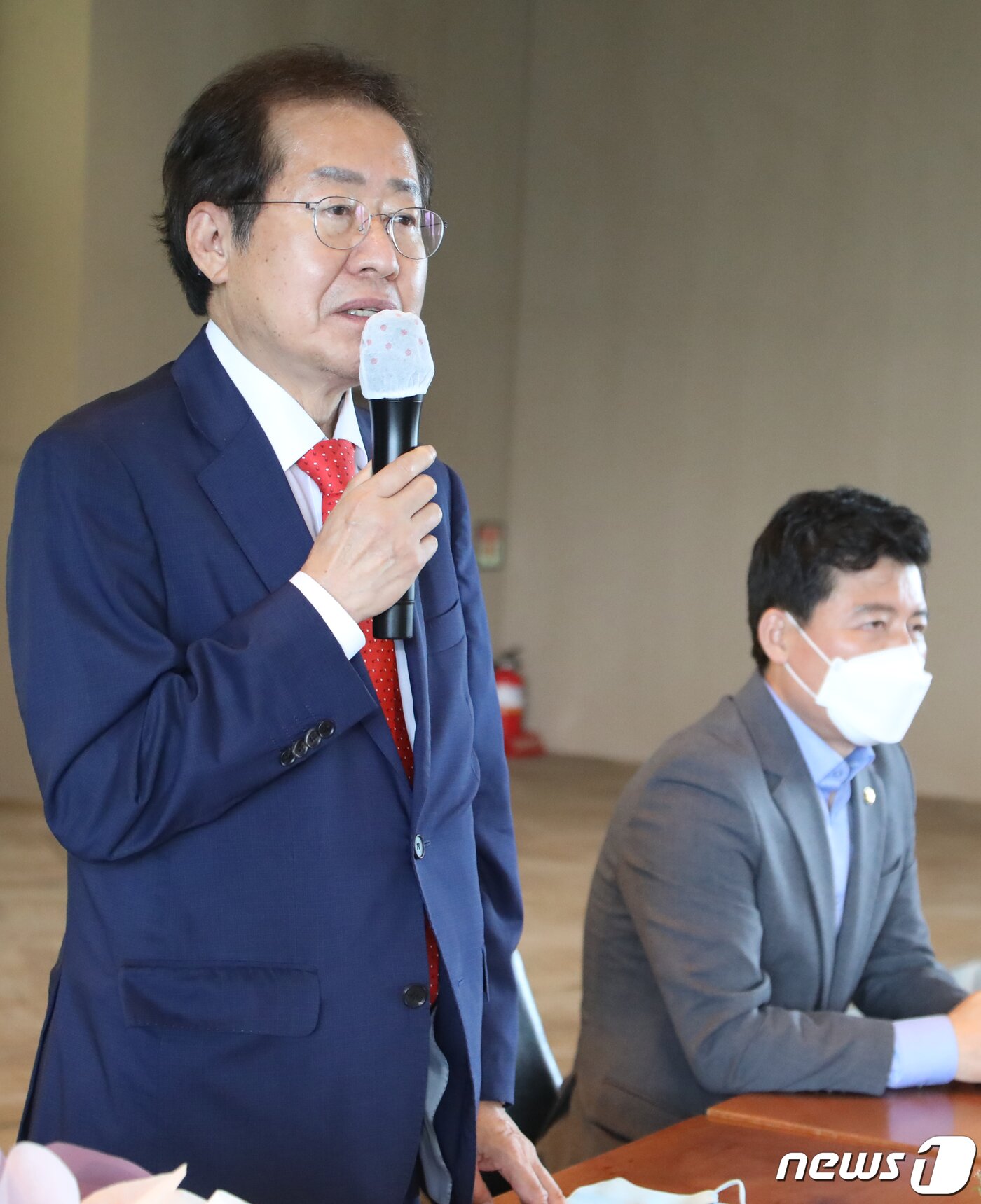 본문 이미지 - 8일 경북 구미시갑 구자근 의원 사무실에서 열린 당원 간담회에서 홍준표 국민의힘 대선 예비후보가 인사말을 하고 있다. 홍 후보는 "20~30대와 호남의 지지를 받아야 정권교체가 가능하다＂고 말했다.2021.10.8/뉴스1 ⓒ News1 정우용 기자