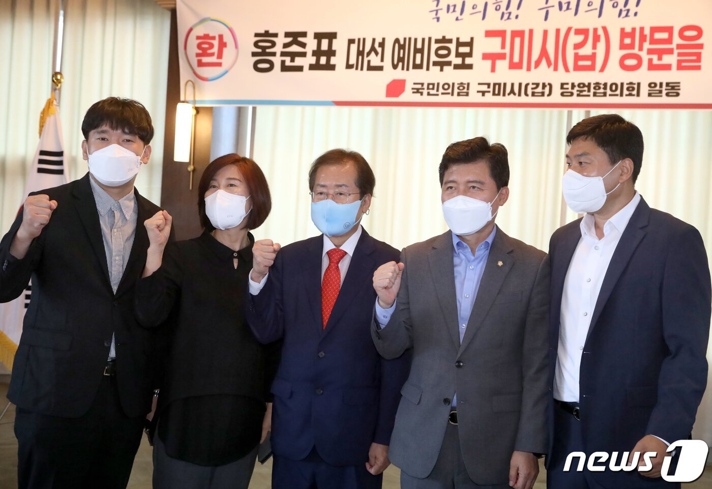 본문 이미지 - 8일 경북 구미시갑 구자근 의원 사무실에서 열린 당원 간담회에 참석한 홍준표 국민의힘 대선 예비후보가 열성 당원들과 기념촬영을 하고 있다. 홍 후보는 "20~30대와 호남의 지지를 받아야 정권교체가 가능하다＂고 말했다.2021.10.8/뉴스1 ⓒ News1 정우용 기자