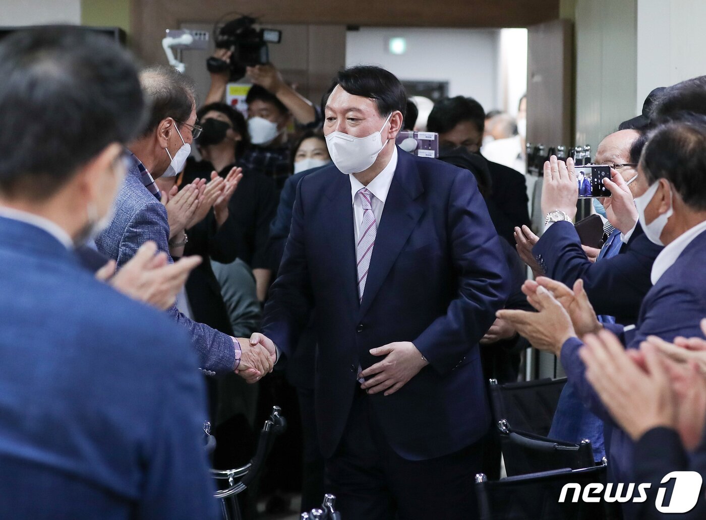 본문 이미지 - 국민의힘 대선 경선 후보인 윤석열 전 검찰총장이 8일 오후 경북 영주를 찾아 영주, 영양, 봉화, 울진 당협위원회 관계자들과 인사 나누고 있다. (윤석열 캠프 제공) 2021.10.8/뉴스1 ⓒ News1 공정식 기자