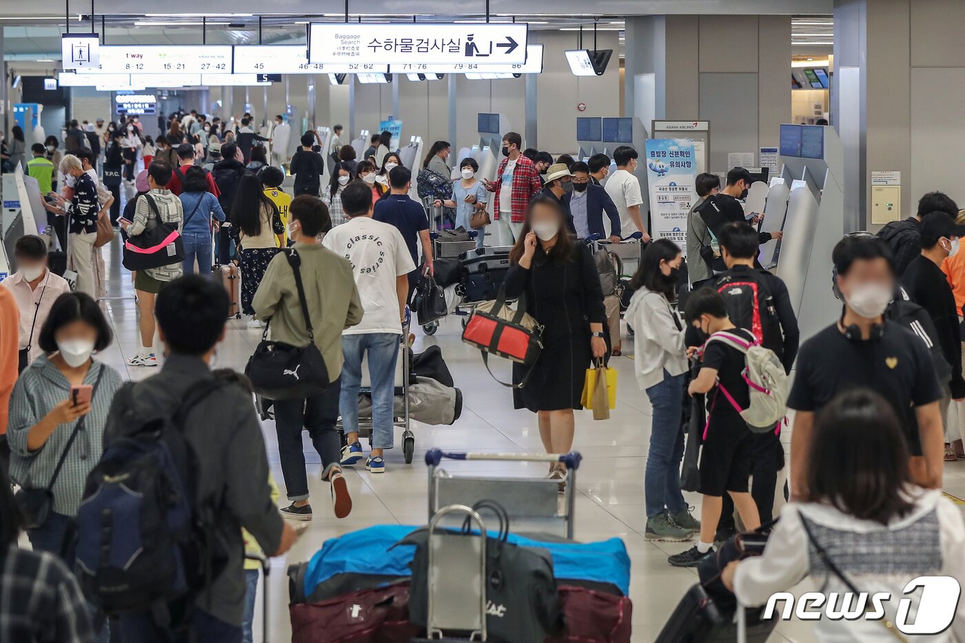 본문 이미지 - 주말과 한글날 대체공휴일로 이어지는 사흘 간의 연휴를 앞둔 8일 서울 강서구 김포공항 국내선 출국장이 여행객들로 붐비고 있다. 2021.10.8/뉴스1 ⓒ News1 민경석 기자