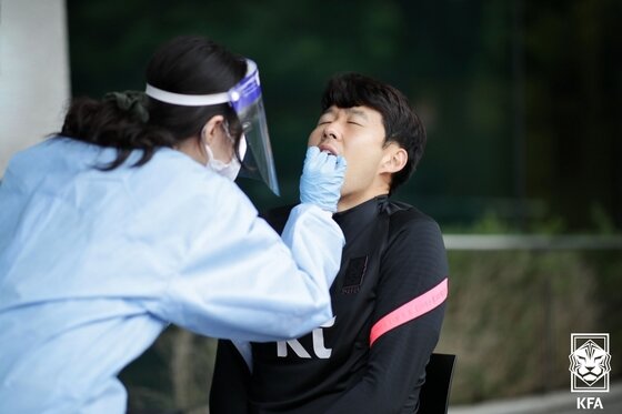 본문 이미지 - &#39;2022 카타르 월드컵&#39; 아시아지역 최종예선 4차전 이란과의 경기를 위해 테헤란으로 출국을 앞둔 손흥민이 8일 경기도 파주NFC에서 코로나19 PCR 검사를 하고 있다. &#40;대한축구협회 제공&#41; 2021.10.8/뉴스1