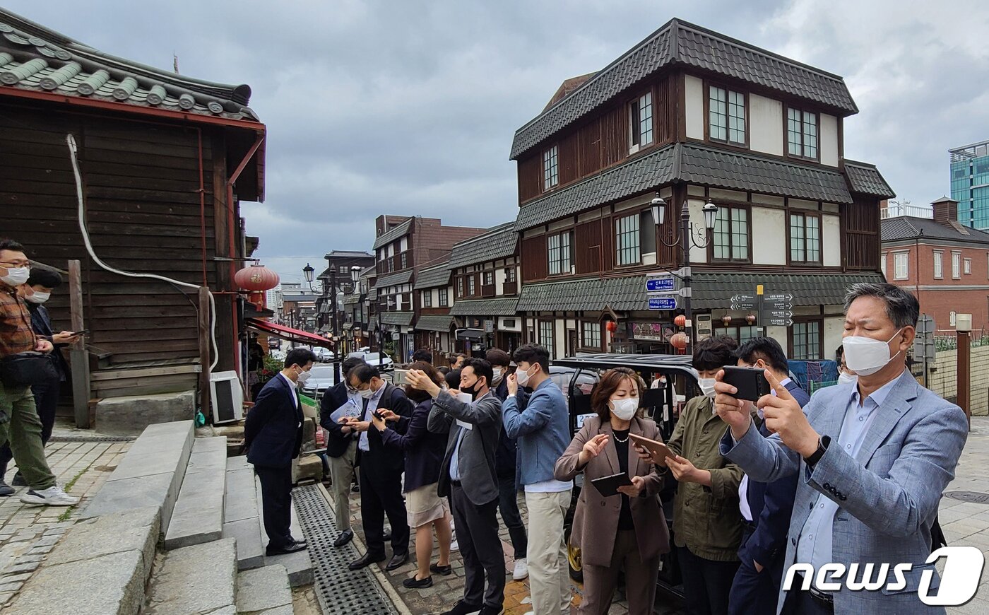 본문 이미지 - 민민홍 사장(오른쪽)이 '인천e지' 앱을 시연하고 있다.(인천관광공사 제공)ⓒ 뉴스1