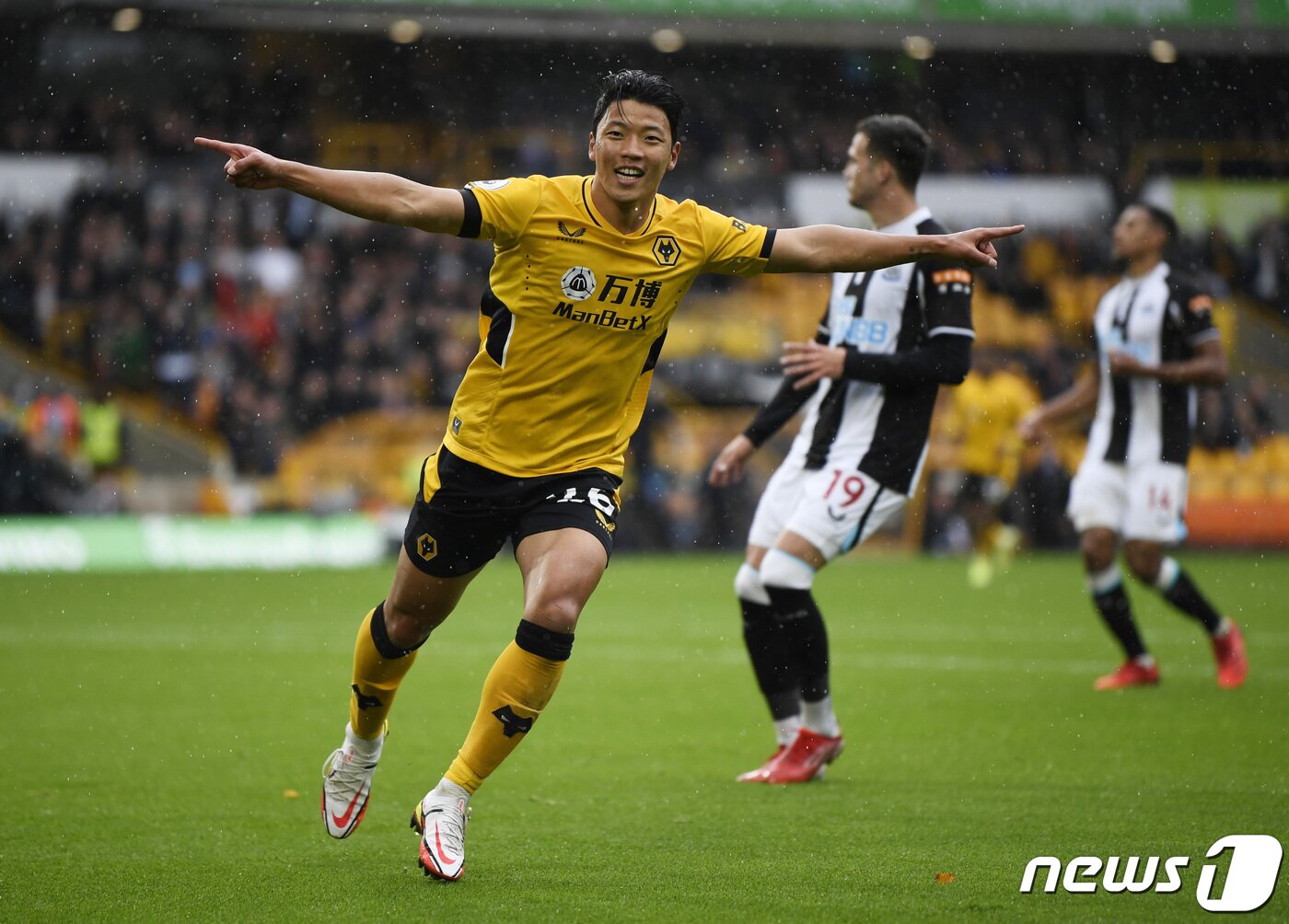 본문 이미지 - 울버햄튼의 '해결사' 황희찬 ⓒ 로이터=뉴스1