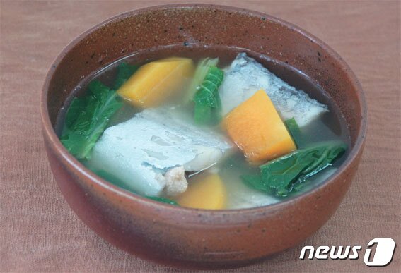 본문 이미지 - 싱싱한 제주 은갈치와 호박 등을 썰어 넣어 끊인 갈치국. ⓒ 뉴스1