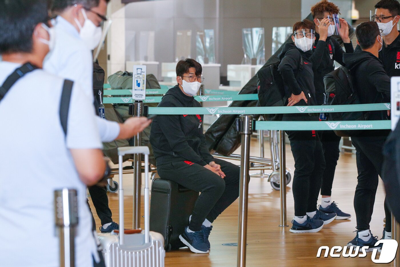 본문 이미지 - 축구 국가대표팀 손흥민이 9일 인천국제공항 1터미널 출국장에서 수속을 밟고 있다. 2021.10.9/뉴스1 ⓒ News1 안은나 기자