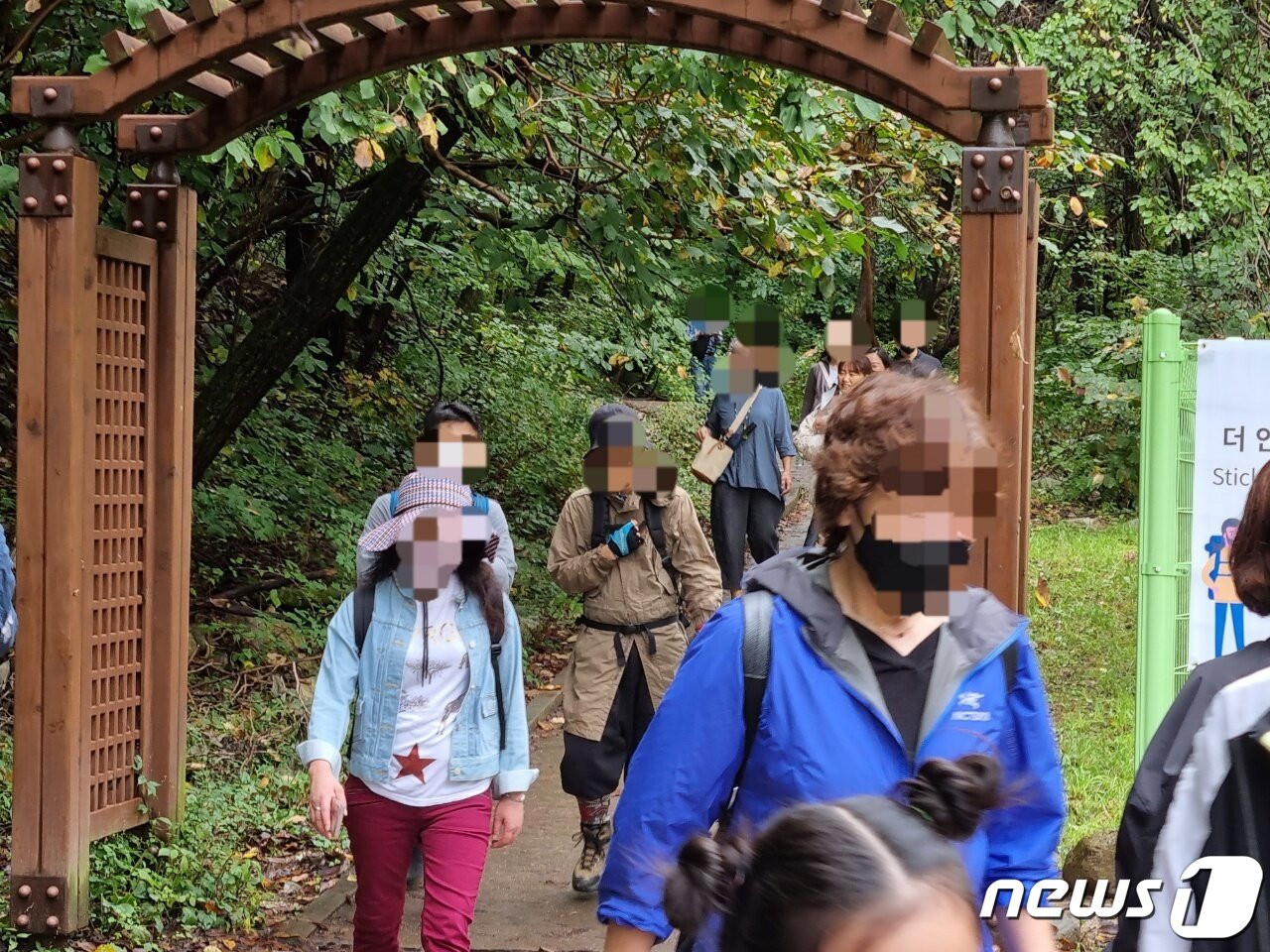 본문 이미지 - 한글날 연휴가 시작된 9일 강원 양양군 설악산 오색지구에 등산객들의 발길이 이어지고 있다. .2021.10.9/뉴스1 윤왕근 기자