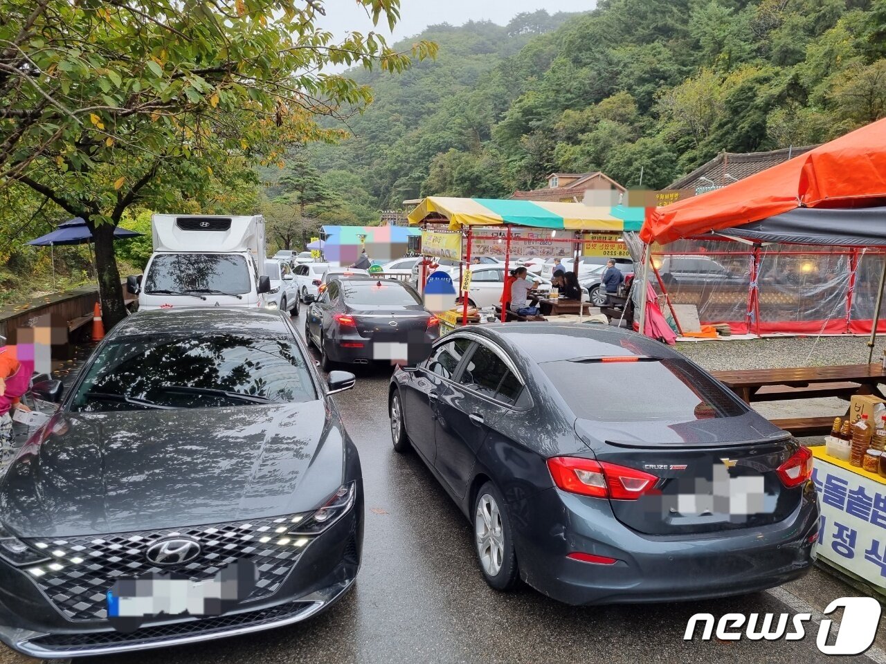 본문 이미지 - 한글날 연휴가 시작된 9일 강원 양양군 설악산 오색지구 먹거리 골목에 차량이 밀려들고 있다.2021.10.9/뉴스1 윤왕근 기자