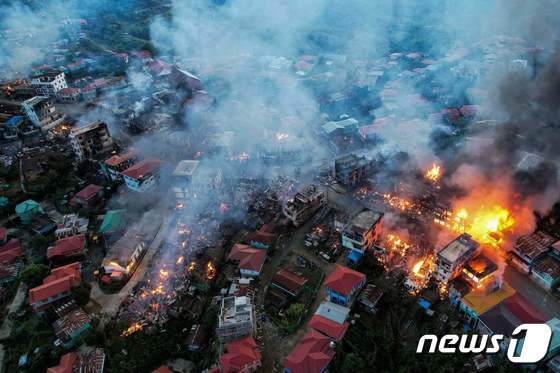 미얀마 군부가 지난달 29일(현지시간) 친주 탄틀랑 마을에 포격을 가해 건물 100여채가 소실됐다. © AFP=뉴스1 © News1 원태성 기자