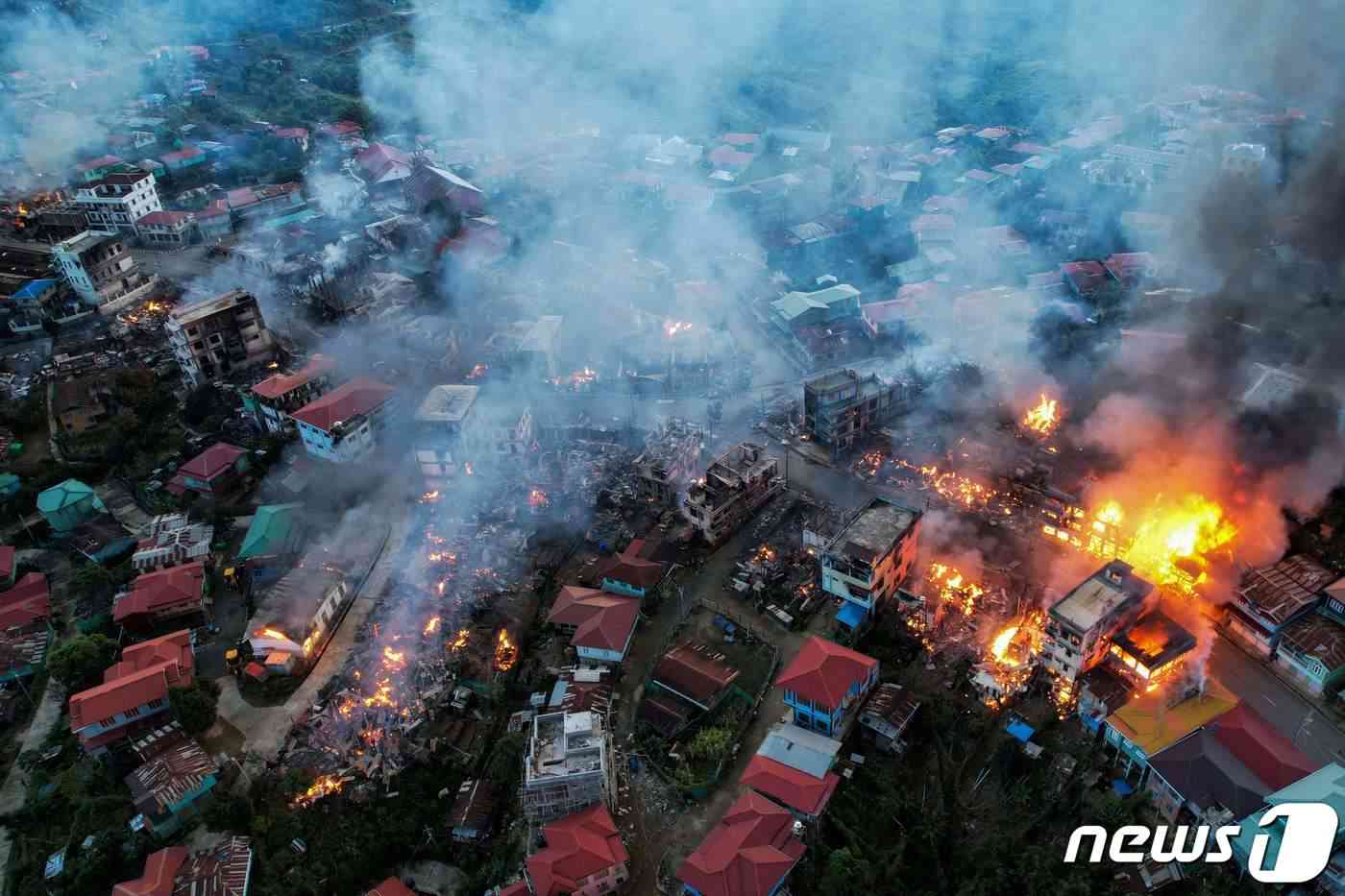 미얀마 군부가 지난달 29일(현지시간) 친주 탄틀랑 마을에 포격을 가해 건물 100여채가 소실됐다. © AFP=뉴스1 © News1 원태성 기자