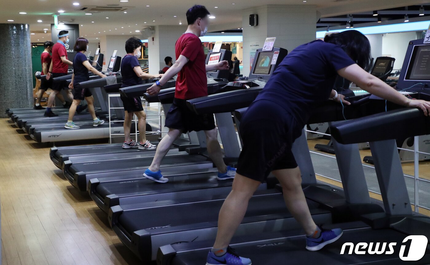 본문 이미지 - 헬스클럽에서 운동하는 사람들의 모습&#40;기사와 무관&#41;2021.11.1/뉴스1 ⓒ News1 김명섭 기자