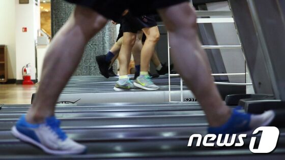 단계적 일상회복, 일명 '위드 코로나'가 본격적으로 시행된 1일 오전 서울 용산구 한 헬스클럽에서 회원들이 운동을 하고 있다. 이날 부터 수도권은 10명까지, 비수도권은 12명까지 모일 수 있고, 식당·카페 등 대부분 시설은 24시간 영업이 가능해진다. 다만 감염 위험이 높은 유흥·체육시설 등 일부 다중이용시설에는 '방역패스'(접종증명·음성확인제)가 적용된다. 2021.11.1/뉴스1 © News1 김명섭 기자