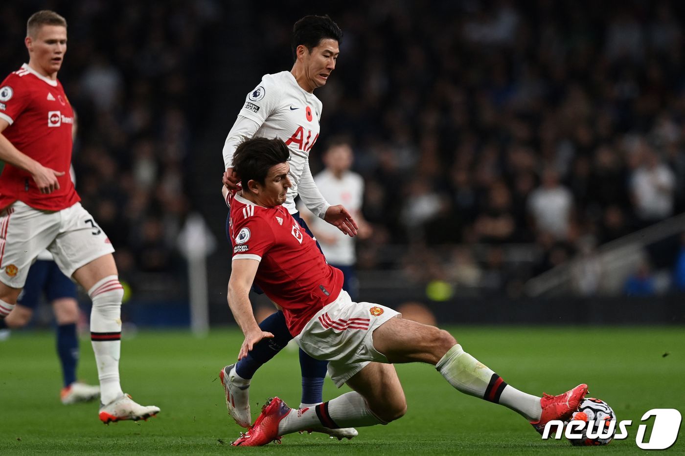 (런던 AFP=뉴스1) 우동명 기자 = 손흥민이 30일(현지시간) 영국 런던의 토트넘 홋스퍼 스타디움에서 열린 EPL 맨체스터 유나이티드와의 경기서 상대 선수 해리 맥과이어와 볼을 …