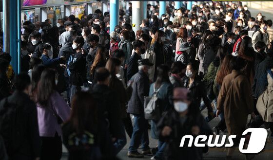 단계적 일상회복(위드 코로나) 시행 첫날인 1일 오전 서울 신도림역에서 출근길 시민들이 발걸음을 재촉하고 있다. 2021.11.1/뉴스1 © News1 성동훈 기자