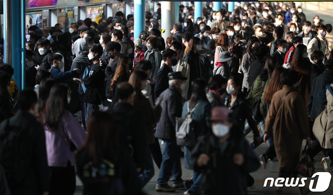 본문 이미지 - 단계적 일상회복(위드 코로나) 시행 첫날인 1일 오전 서울 신도림역에서 출근길 시민들이 발걸음을 재촉하고 있다. 2021.11.1/뉴스1 ⓒ News1 성동훈 기자
