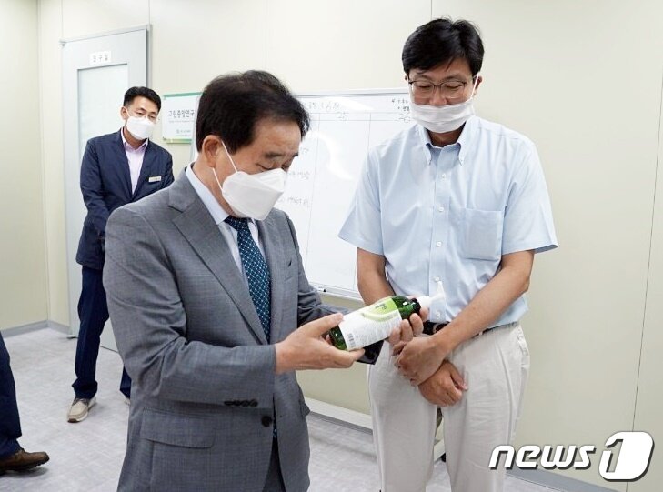 본문 이미지 - 진천군이 6년 연속 투자유치 1조원 달성을 하며 지속가능한 지역발전 기반을 다지고 있다. 사진은 그린제약을 방문한 송기섭 진천군수.(진천군 제공)ⓒ 뉴스1