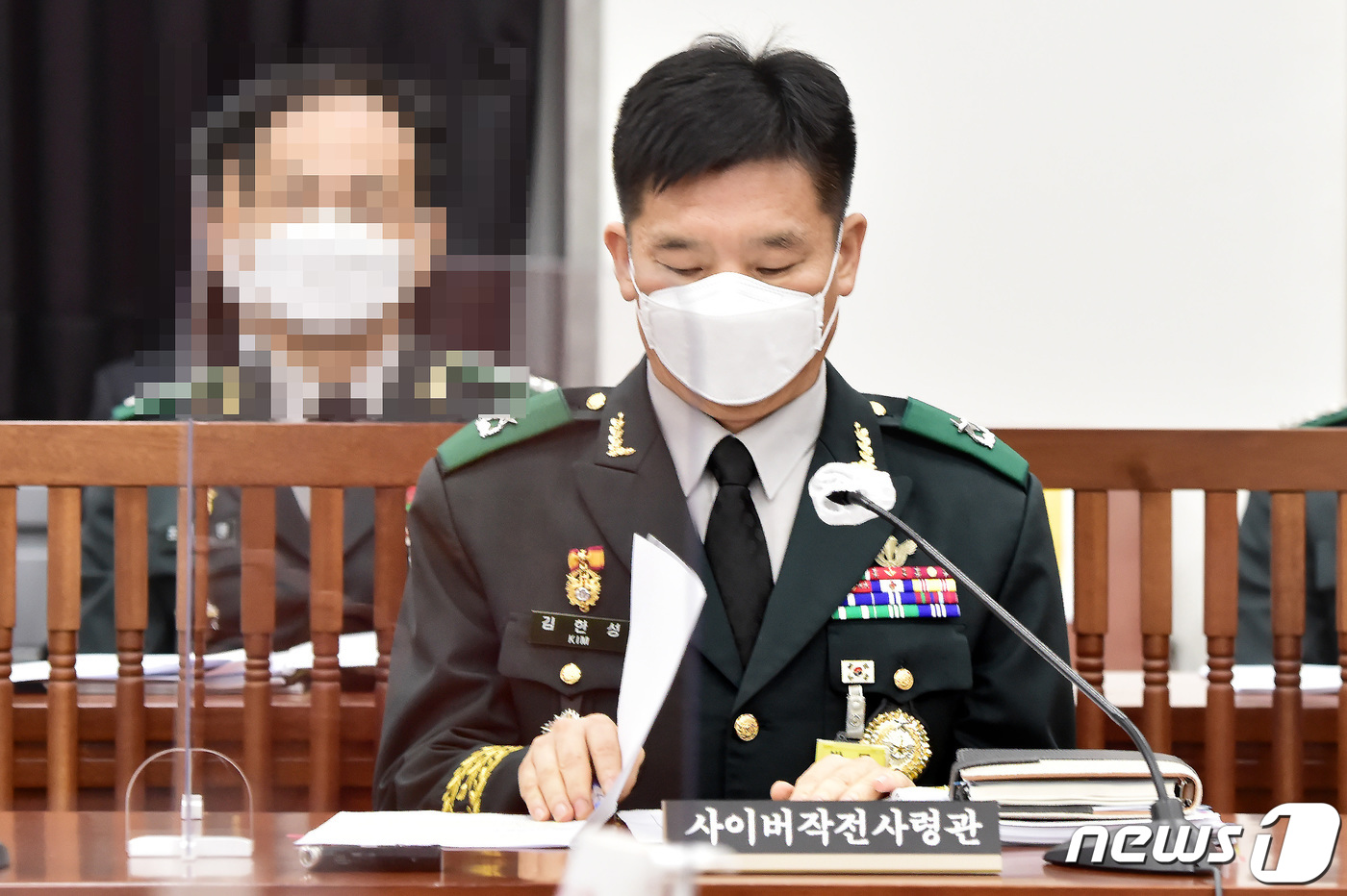 (서울=뉴스1) 이동해 기자 = 김한성 사령관이 1일 서울 여의도 국회에서 열린 국회 정보위원회, 2021년도 국군 사이버작전사령부(이하 사이버사령부) 국정감사에 출석, 자료를 살 …