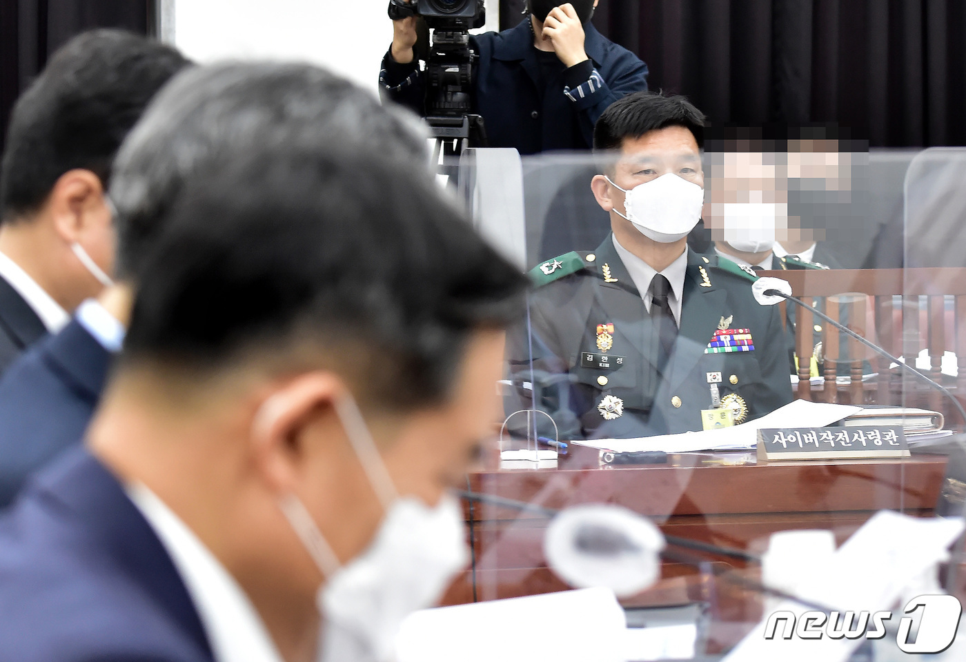 (서울=뉴스1) 이동해 기자 = 김한성 사령관이 1일 서울 여의도 국회에서 열린 국회 정보위원회, 2021년도 국군 사이버작전사령부(이하 사이버사령부) 국정감사에 출석해 질의를 기 …