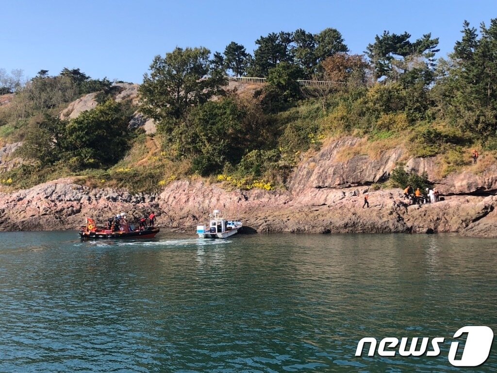 본문 이미지 - 군산해경이 발을 헛디뎌 바다에 추락한 낚시객을 구조했다(자료사진).ⓒ 뉴스1
