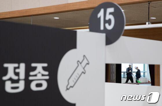 단계적 일상회복(위드 코로나)가 본격적으로 시행된 1일 오전 서울 성동구 신종 코로나바이러스 감염증(코로나19) 백신 예방접종센터에서 관계자들이 철거작업을 하고 있다. 지난 4월1일 서울시 최초로 개소한 성동구 코로나19 백신예방접종센터는 추석연휴와 공휴일 하루를 제외하고 평일과 토요일 포함해 한 차례 쉼없이 운영이 되었으며 무사고 운영으로 213일의 임무를 마쳤다. 2021.11.1/뉴스1 © News1 이재명 기자