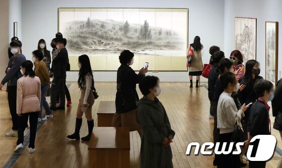 정부의 '위드 코로나'(단계적 일상회복)로의 방역체계 전환이 본격적으로 시작됨에 따라 주요 국공립 미술관 관람 인원 제한이 완화된다. 1일 서울 종로구 국립현대미술관 서울관에서 관람객들이 전시작품을 관람하고 있다. 2021.11.1/뉴스1 © News1 민경석 기자