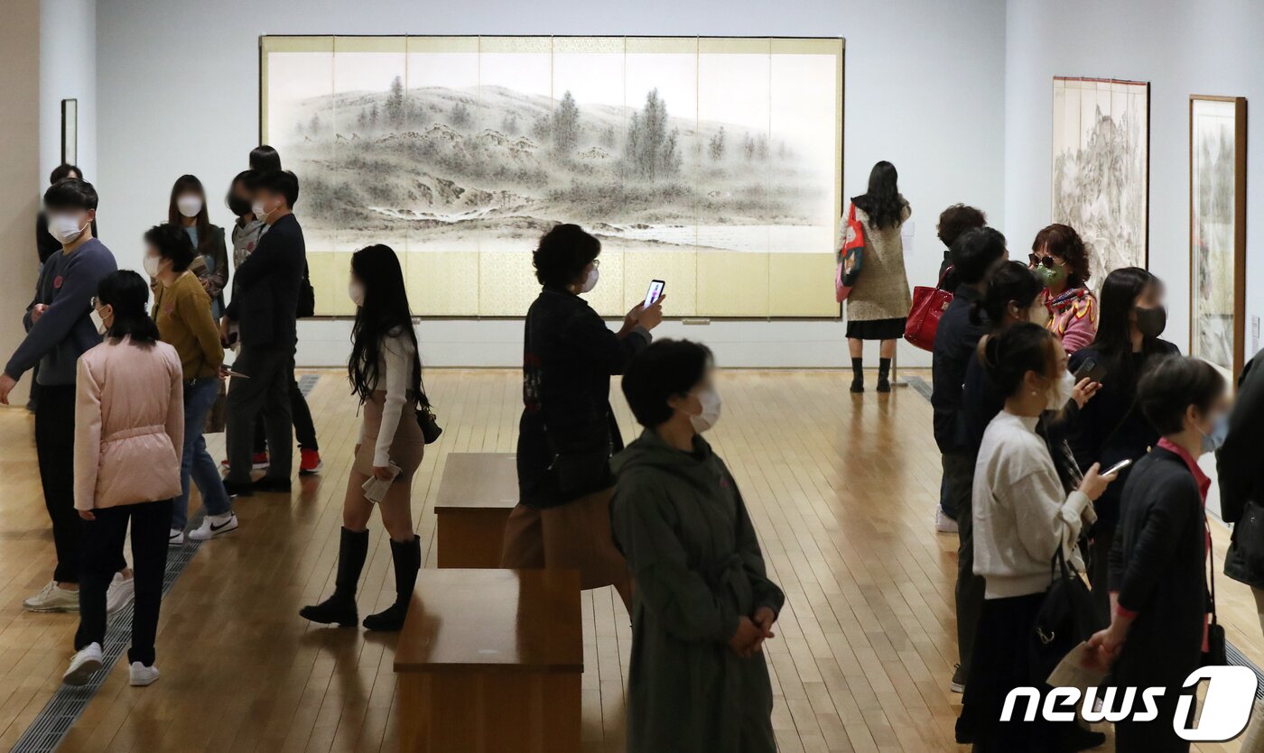 본문 이미지 - 정부의 '위드 코로나'(단계적 일상회복)로의 방역체계 전환이 본격적으로 시작됨에 따라 주요 국공립 미술관 관람 인원 제한이 완화된다. 1일 서울 종로구 국립현대미술관 서울관에서 관람객들이 전시작품을 관람하고 있다. 2021.11.1/뉴스1 ⓒ News1 민경석 기자