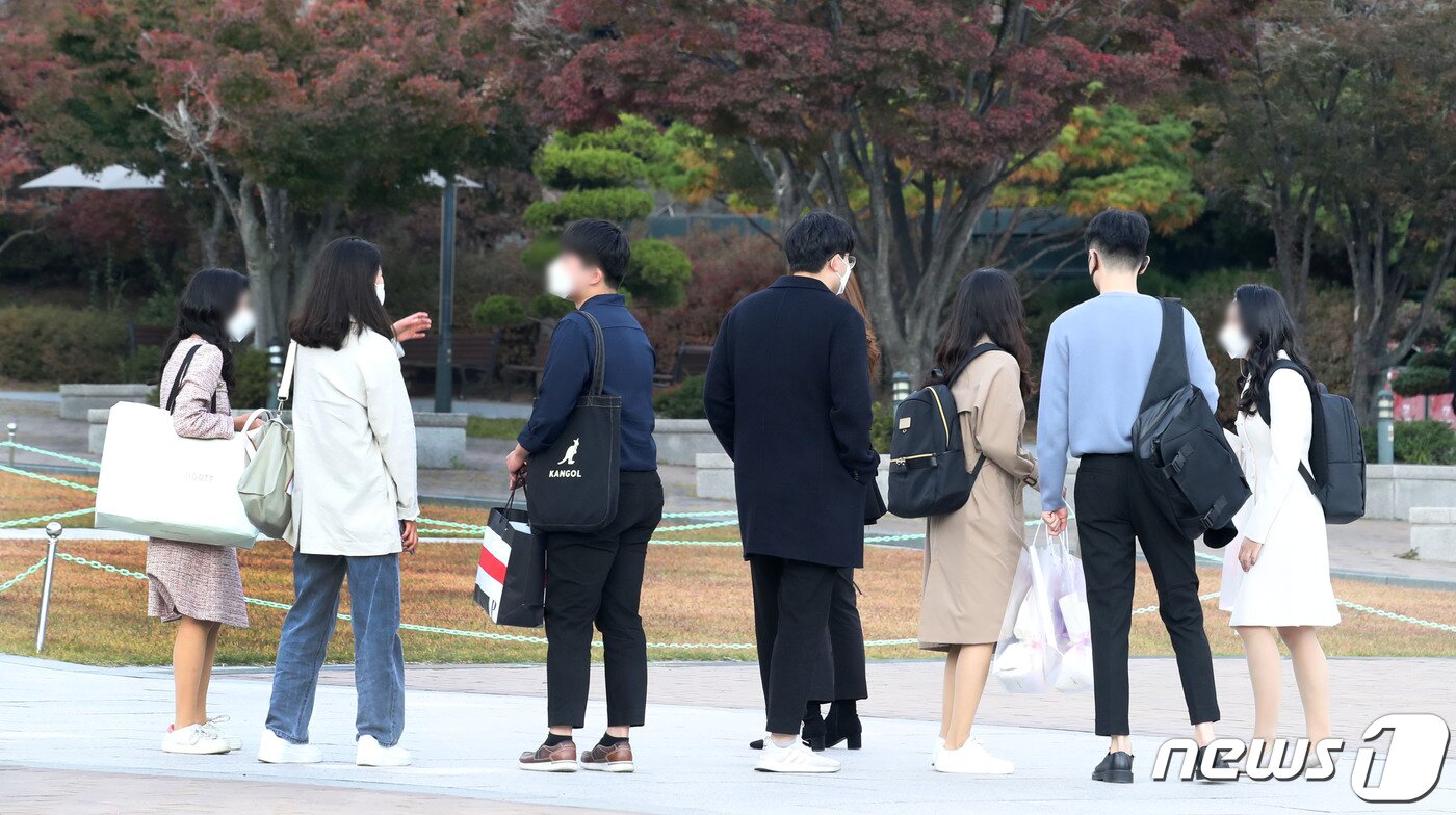 본문 이미지 - 지난해 단계적 일상회복 시기 당시 서울의 한 대학 캠퍼스 모습. 2021.11.1/뉴스1 ⓒ News1 임세영 기자