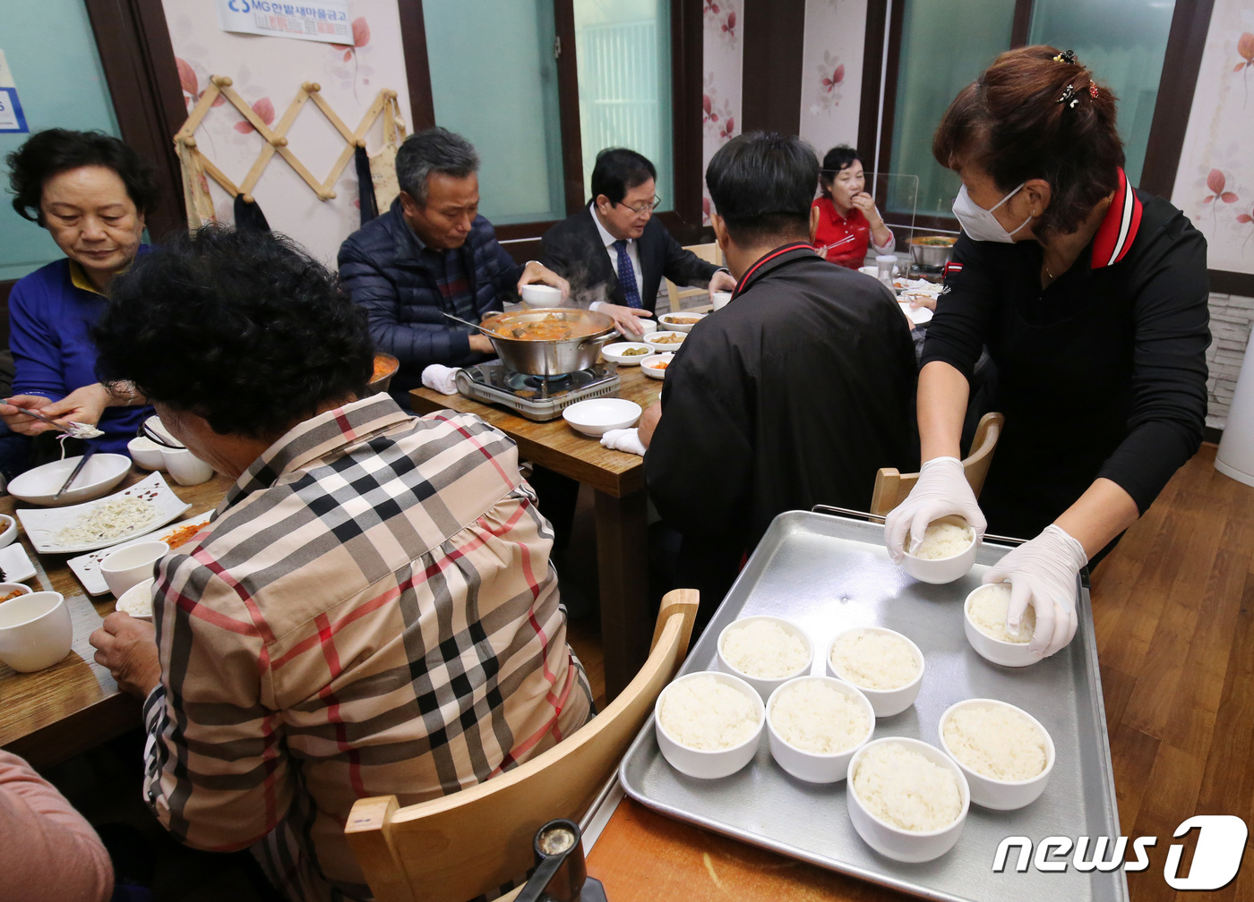 (대전=뉴스1) 김기태 기자 = 단계적 일상회복이 시작된 1일 대전 서구에 위치한 한 음식점에서 12명 단체 이용객이 식사를 하고 있다. 2021.11.1/뉴스1