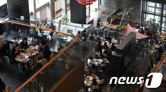 단계적 일상회복(위드 코로나)가 시행된 1일 서울의 한 식당가에서 시민들이 식사를 하고 있다. 단계적 일상회복에 따라 이날부터 수도권은 10명, 비수도권은 12명까지 모일 수 있고 식당·카페 등 대부분 시설은 24시간 영업이 가능해진다. 감염 위험이 높은 유흥·체육시설 등 일부 다중이용시설에는 방역패스(접종증명·음성확인제)가 적용된다. 2021.11.1/뉴스1 © News1 신웅수 기자